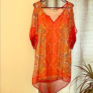 Super cute high low dress. 3/4 split sleeves.